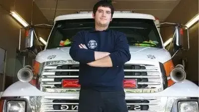 Jared vanHoek在澳门新葡京博彩完成了他的护理培训，现在在Mulberry的波尔克县消防救援中心工作.